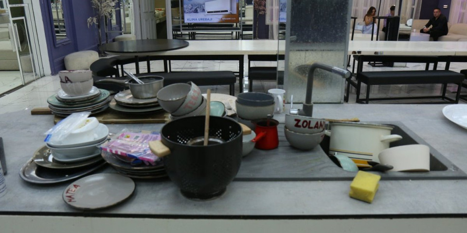 Svinjac im nije ravan, od smrada peku oči: Evo šta su elitari u Beloj kući ostavili za sobom (FOTO/VIDEO)