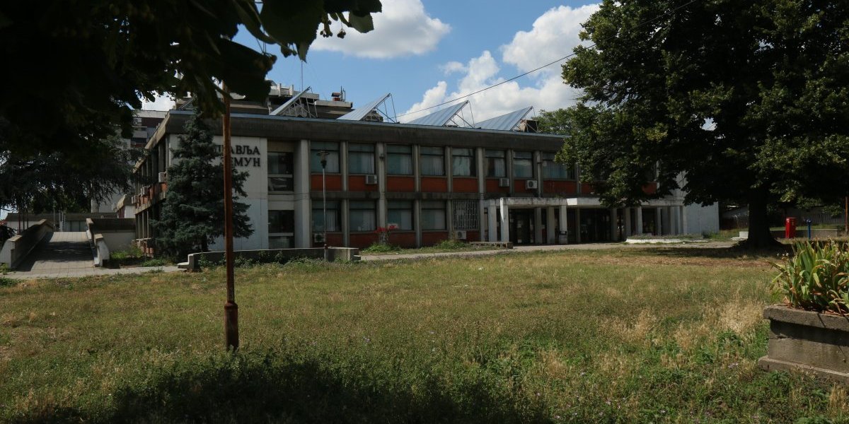 Dečije igralište ispred vile