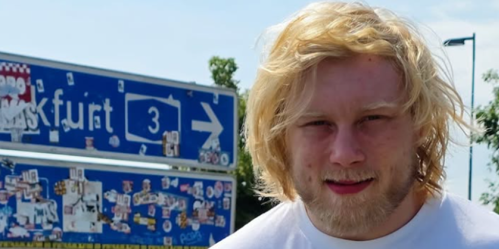 Jadna provokacija Nemca - "Neandertalac" pokazao dvoglavog orla (VIDEO)