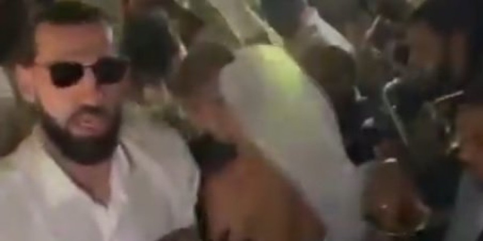 Šengelija u transu uz srpsku pesmu i trubače: As Barselone napravio šou na Vildozinoj svadbi (VIDEO)