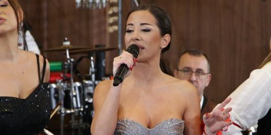 Uvija se na bazenu: Cipka se utegla u kupaći, pa zaludela vrelim pozama (FOTO)