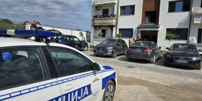 U četvorospratnoj zgradi u Surčinu rano jutros izbio je požar u kojem su povređene dve ženske osobe i dve bebe. Reporter Informera sa mesta događaja kaže da je požar izbio na prvom spratu.