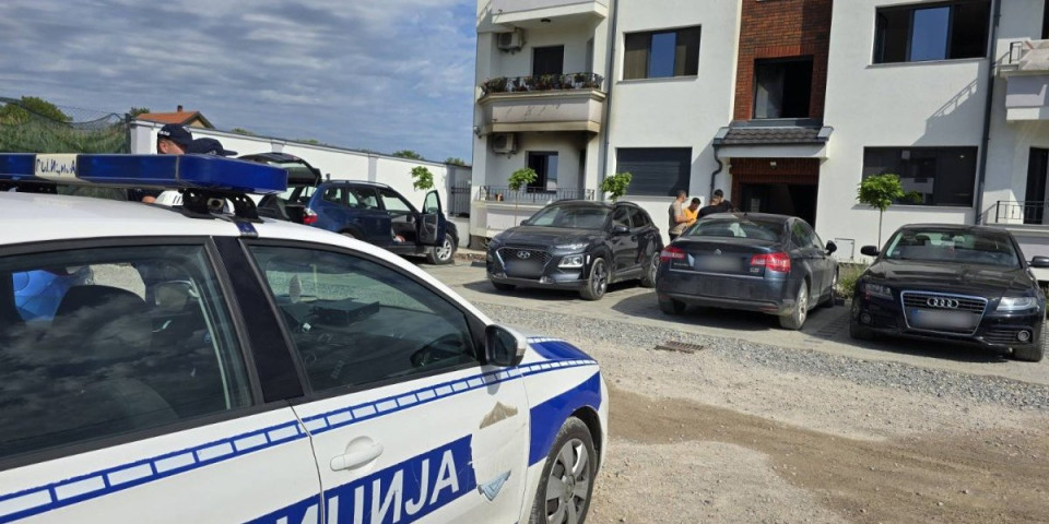 Stanari u suzama gledaju šta je ostalo od stana koji je goreo - Prvi snimci i fotografije iz Surčina (VIDEO/FOTO)