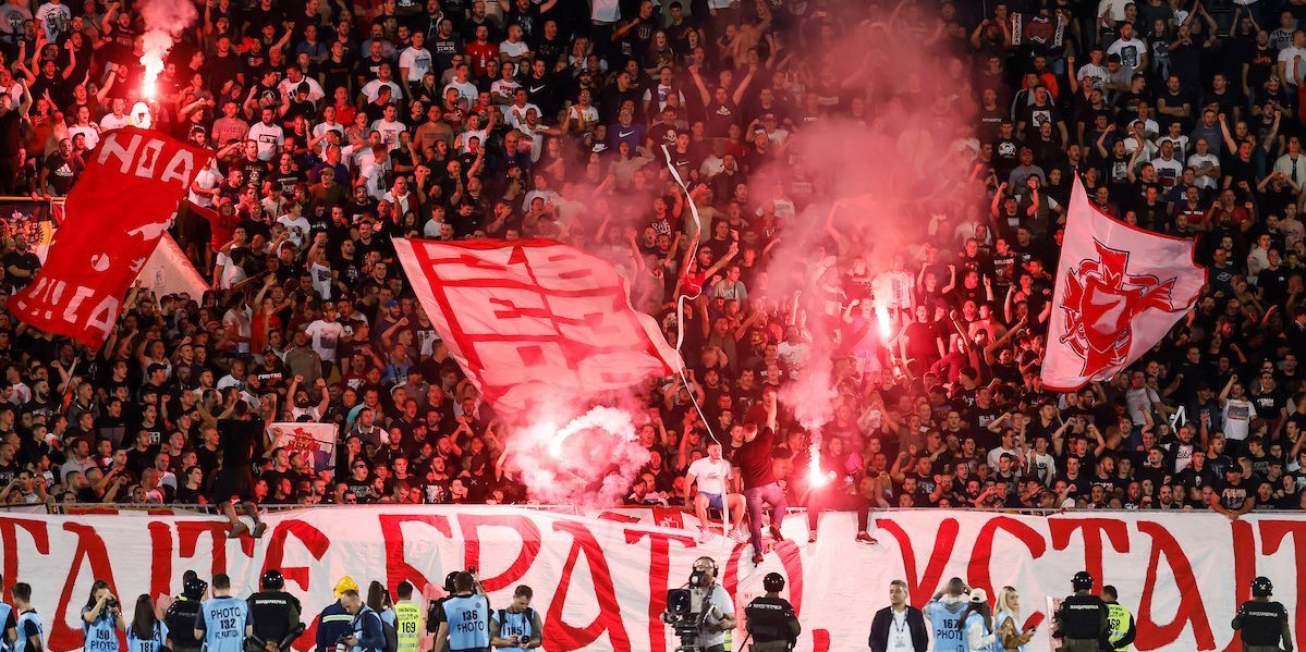 Navijač Zvezde prebijen u centru Tuzle - "Fukare" ga šutirale dok je ležao na zemlji (FOTO)