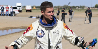 Feliks Baumgartner umrl zaradi zloma hrbtenice v nesreči z motornim paraglajderjem