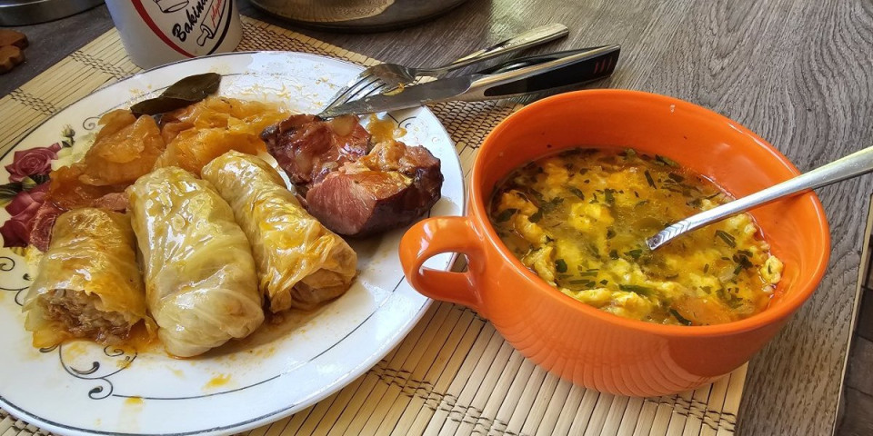 Sarma koja topi nepce i vraća duh domaće kuhinje: Neizostavno srpsko tradicionalno jelo na svakoj trpezi (VIDEO)