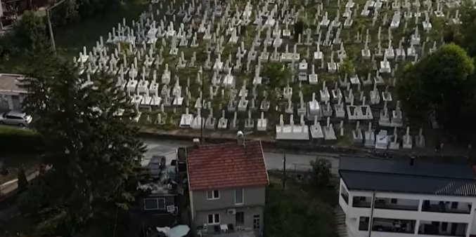 "Kuća strave i užasa, tik uz groblje": Čudne lutke i simboli, ovde sa ćerkom živi Aneli Ahmić (FOTO)