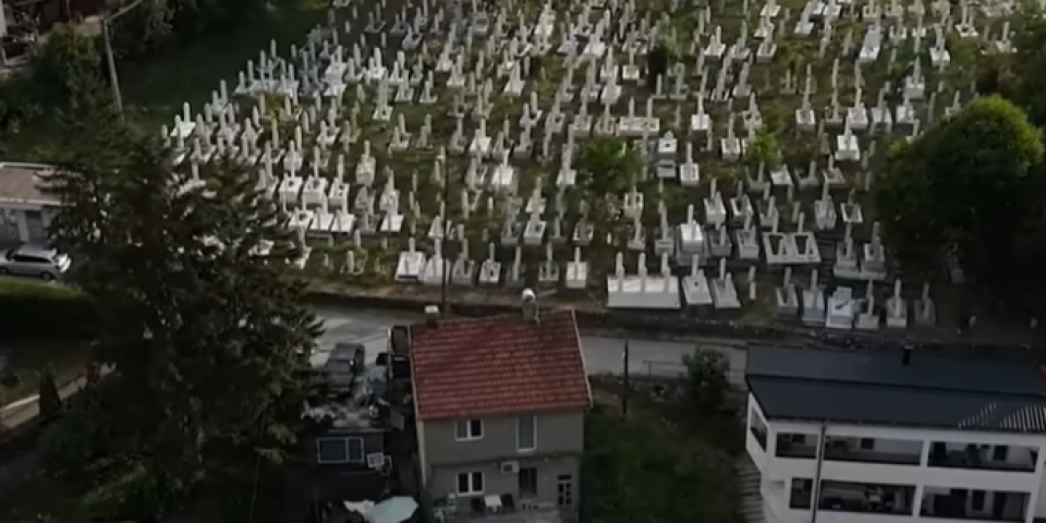 "Kuća strave i užasa, tik uz groblje": Čudne lutke i simboli, ovde sa ćerkom živi Aneli Ahmić (FOTO)