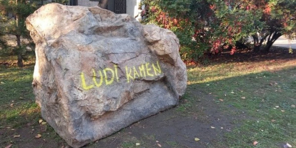 Mladenci ostali bez znamenja: "Ludi kamen" ispred kikindske gradske kuće "nestao" usred dana