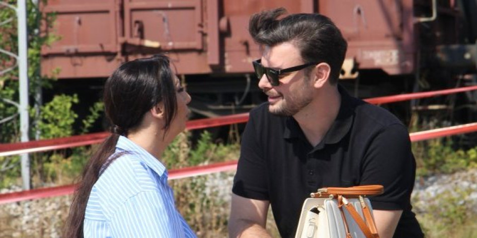 Nadežda Biljić i Toma Panić razmenjivali nežnosti pred svima: Poljupci samo pršte (FOTO)