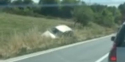 Teža saobraćajna nezgoda dogodila se na magistralnom putu između Užica i Zlatibora, kada su se oko 15 časova sudarila dva putnička automobila, a jedan od njih je i sleteo sa puta.