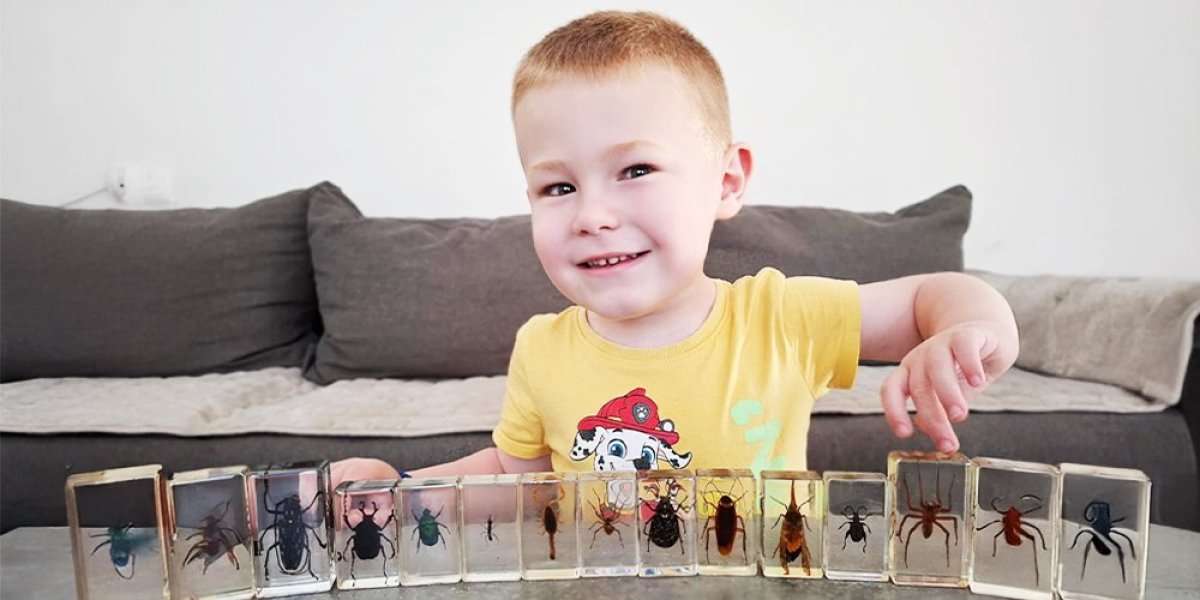 Koliko njih sme ovo: Nosi zmiju oko vrata, s bubama se igra,  a gušter mu je kućni ljubimac (VIDEO)