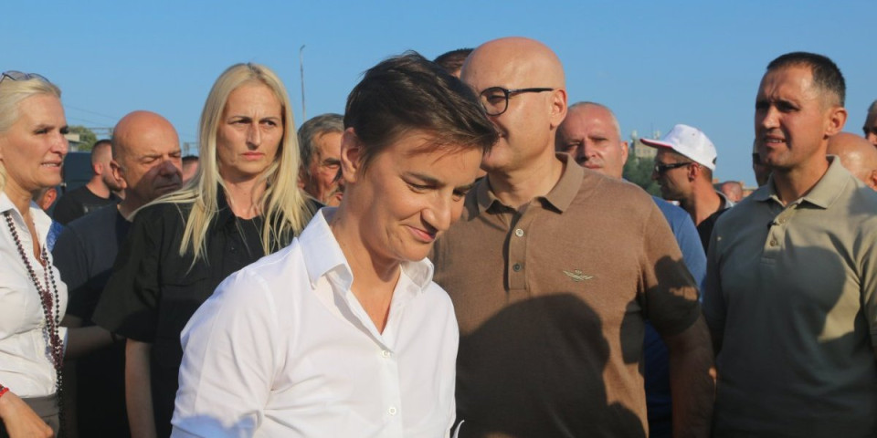 Ana Brnabić u Požegu došla sa bratancem: Pogledajte kako su se članovi državnog vrha pozdravili s mališanom (FOTO)