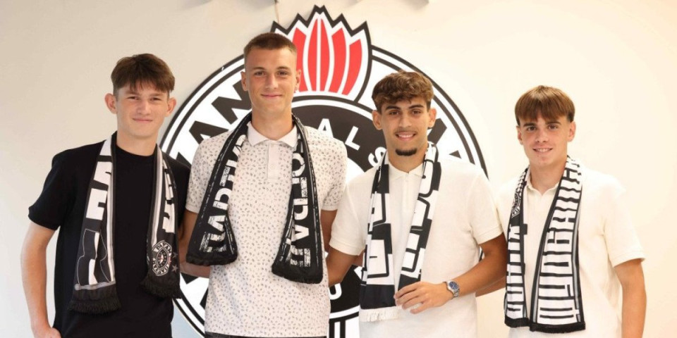 Partizan misli na budućnost: Četiri omladinca potpisala ugovore