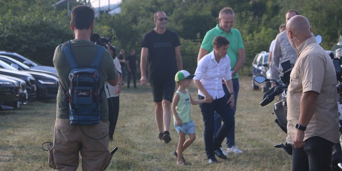 Ana Brnabić je bratancu pokazala motore kojima su pojedini stigli na veselje 