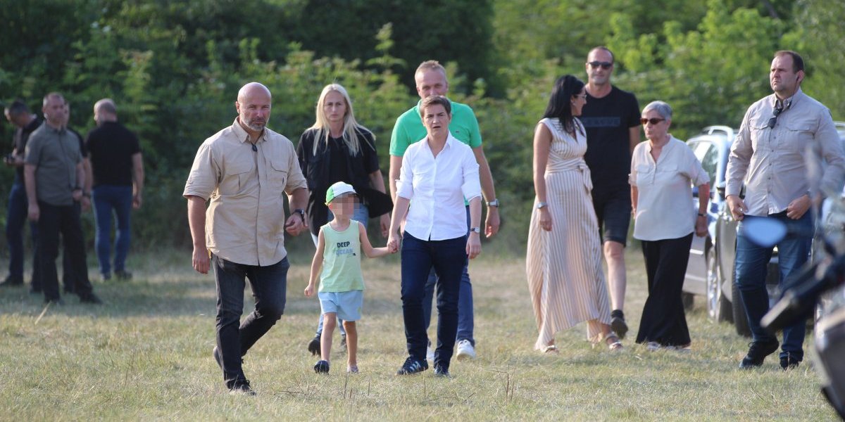 Anu Brnabić i njenog bratanca svi su oduševljeno pozdravljali 