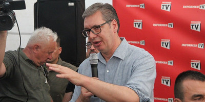 Predsednik Aleksandar Vučić obratio se okupljenima u Požegi, gde se pojavio na velikom narodnom veselju u organizaciji Informera, porukom pomirenja za profesore i oštrim upozorenjem Kurtiju – Srbija će se kloniti sukoba, ali nikada neće ostaviti svoj narod na Kosovu.