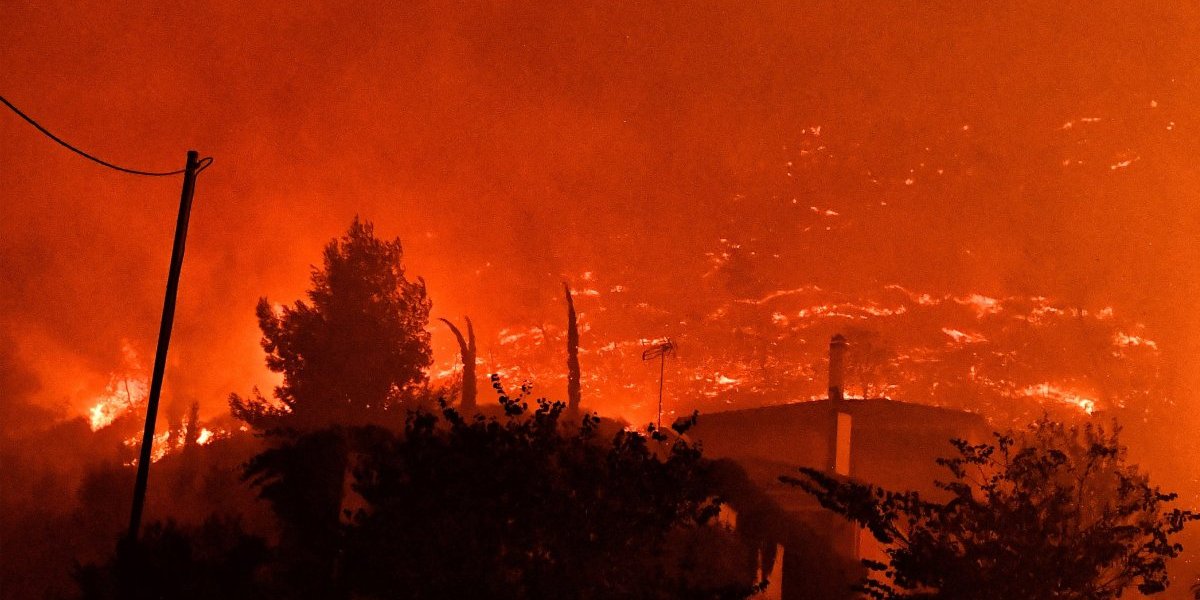 Albanija gori! Više sela spaljeno, dvoje mrtvih, vatrena stihija bukti bez kontrole! (VIDEO)