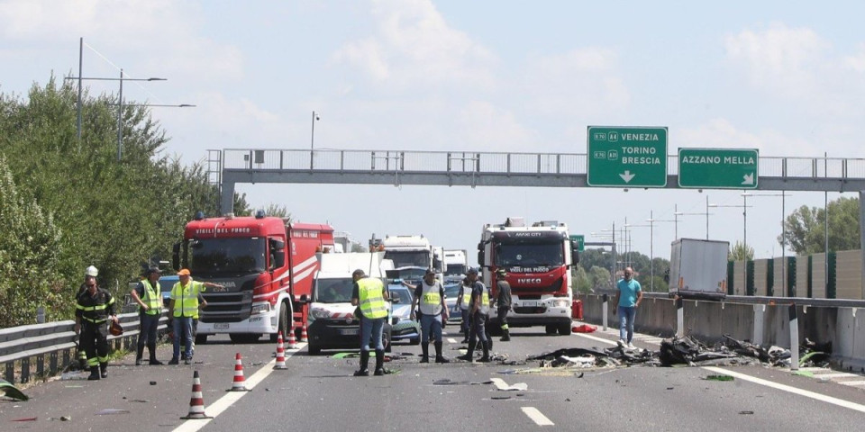 Horor: Avion pao na auto-put, poginuo poznati Italijan: Ugljenisana tela pronađena u olupini letelice