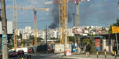 Veliki požar izbio je u naselju Mali Mokri Lug u Beogradu, a gusti crni dim se širi celim gradom.