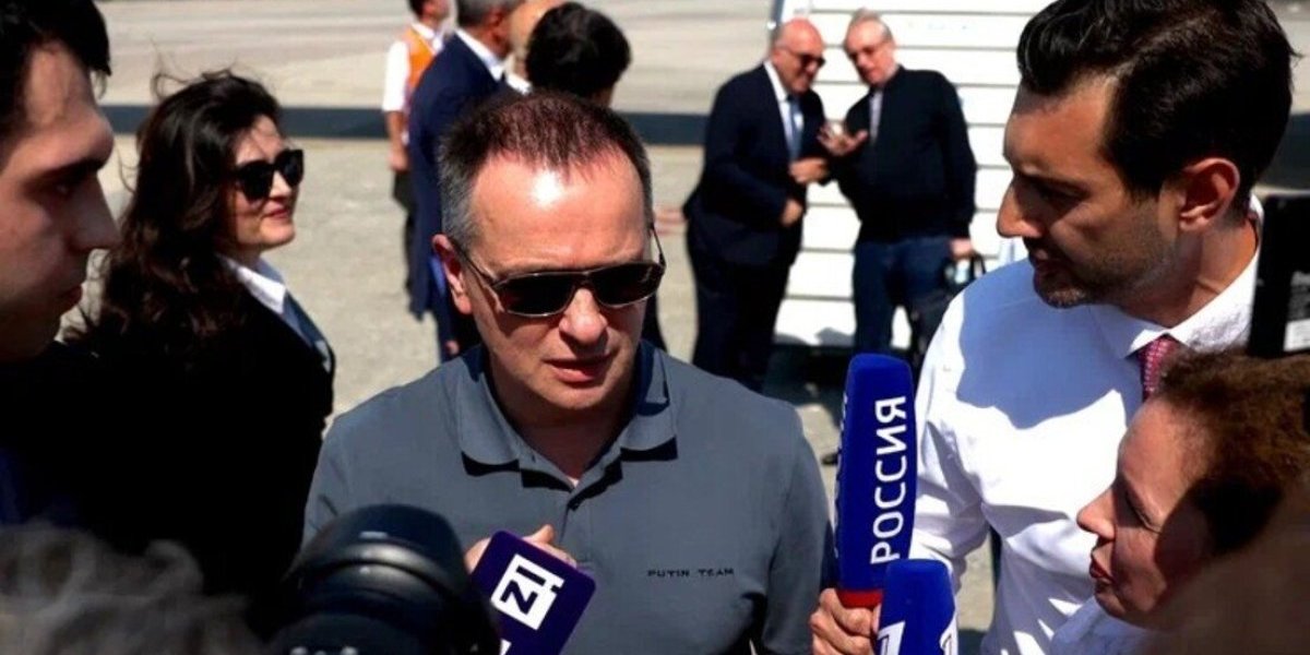 Ovako se dolazi na pregovore: Putinov čovek oduševio stilom, evo šta mu piše na majici