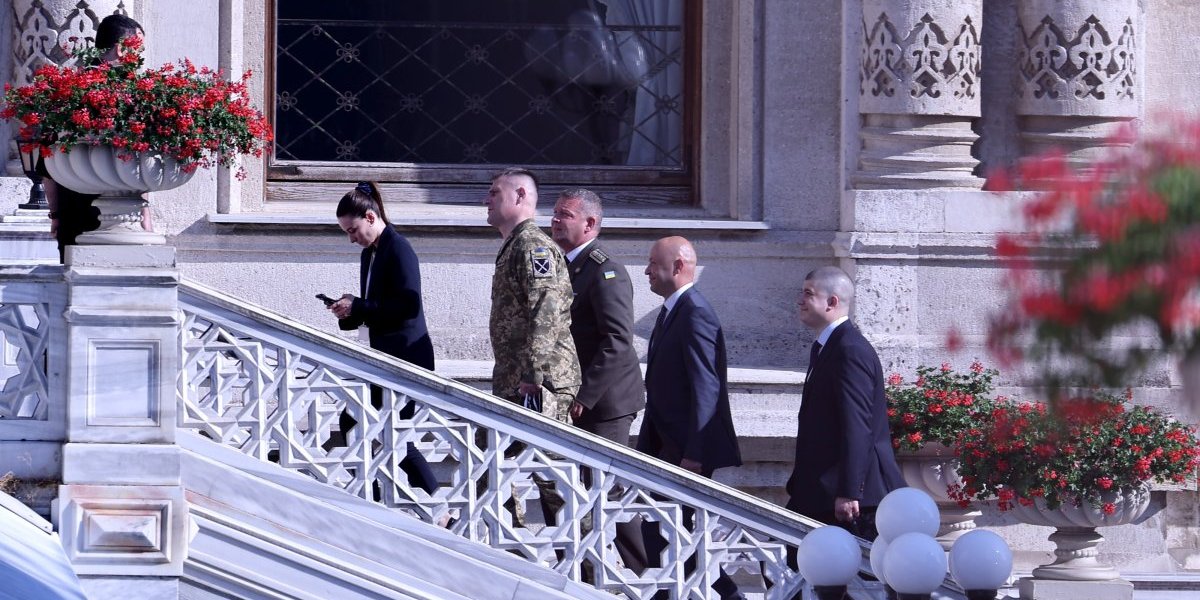 Zatvorena palata, zategnuti živci: Počeli pregovori u Istanbulu