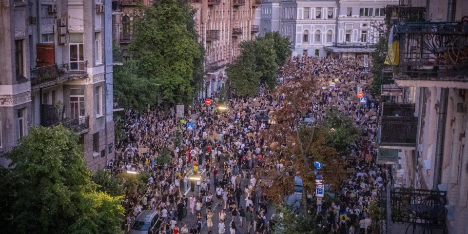 (VIDEO) Počela obojena revolucija u Kijevu: Zapad ruši Zelenskog, sada više nema dileme - ovaj potez će ga skupo koštati
