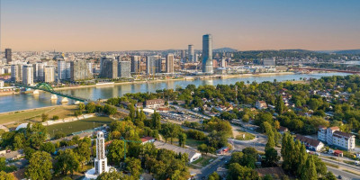 Na ušću Save u Dunav, u trouglu koji ograničavaju Beograd, Zemun i ostaci nekadašnjih močvara, smeštene su dve dunavske ade Veliko i Malo ratno ostrvo.