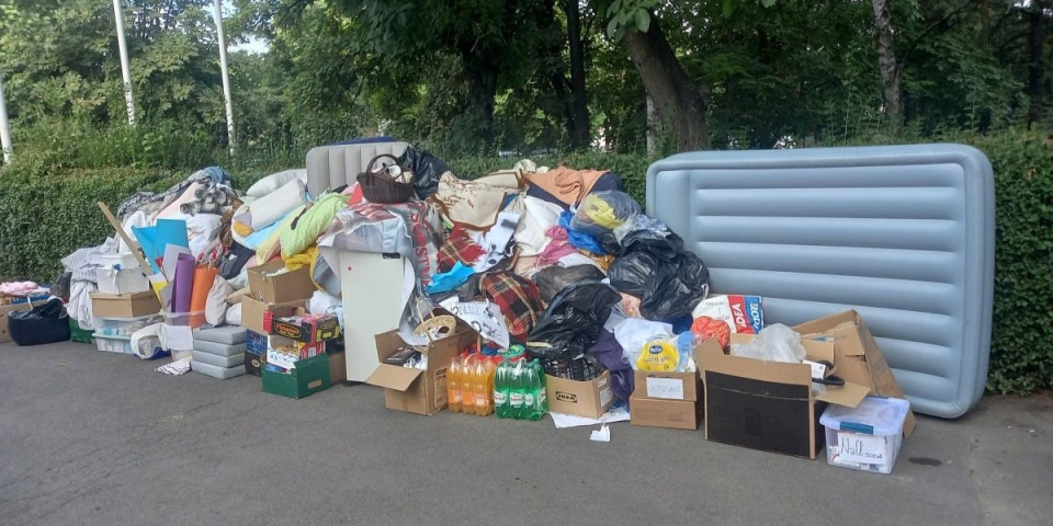 Zastrašujuće scene ispred Visoke zdravstvene škole: Uprava izbacila zgubidane i tako ih spasila zaraze (FOTO)