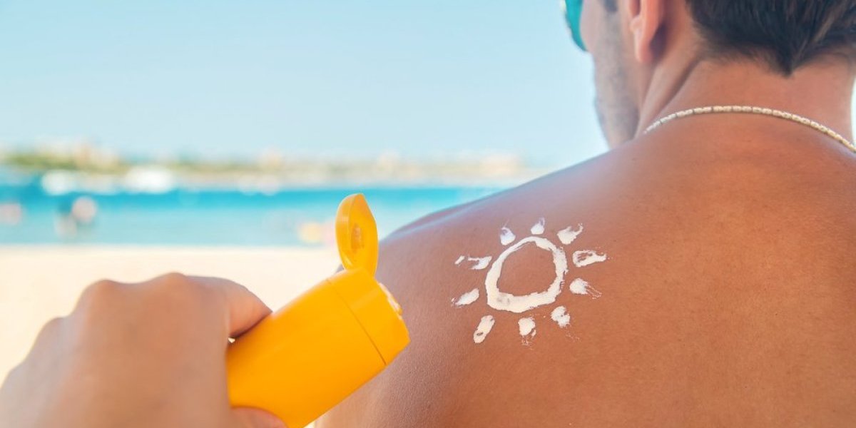 Dokaz da uvek treba nositi SPF: Snimak spaljene kože muškarca zapalio mreže (VIDEO)