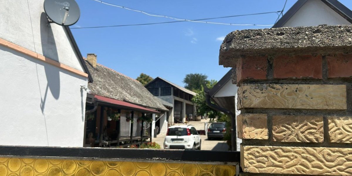 Dvorište u kojem je ubijena žena