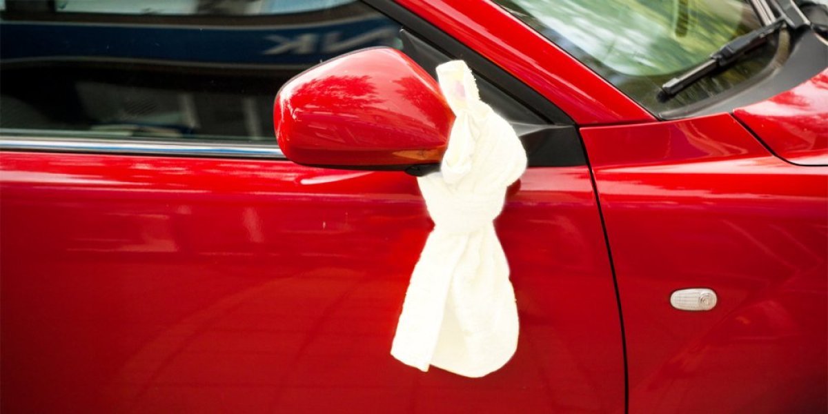 Hitno zovite pomoć: Evo šta znači ako vidite automobil sa belim peškirom oko retrovizora