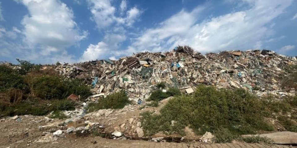 Vatru je prekrila zemlja, a dim ceo grad: Ovako izgleda mesto velikog požara u Bačkoj Palanci (VIDEO)