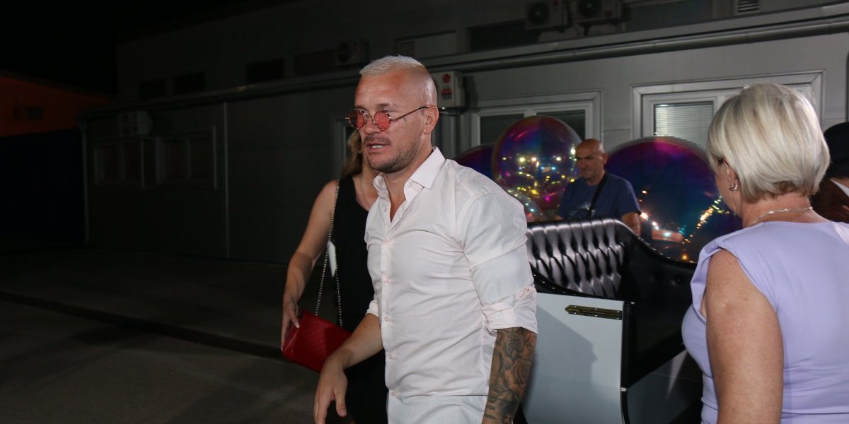 Rijaliti učesnik divlja u "ferariju": Nagazio gas, devojka ga snima sve vreme (VIDEO)