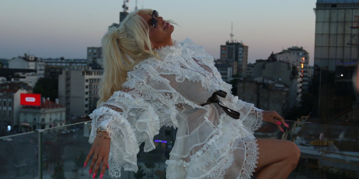 Karleuša u krpicama od 10.000 evra: Moćan stajling pop dive - Evo gde smo je uhvatili (FOTO/VIDEO)