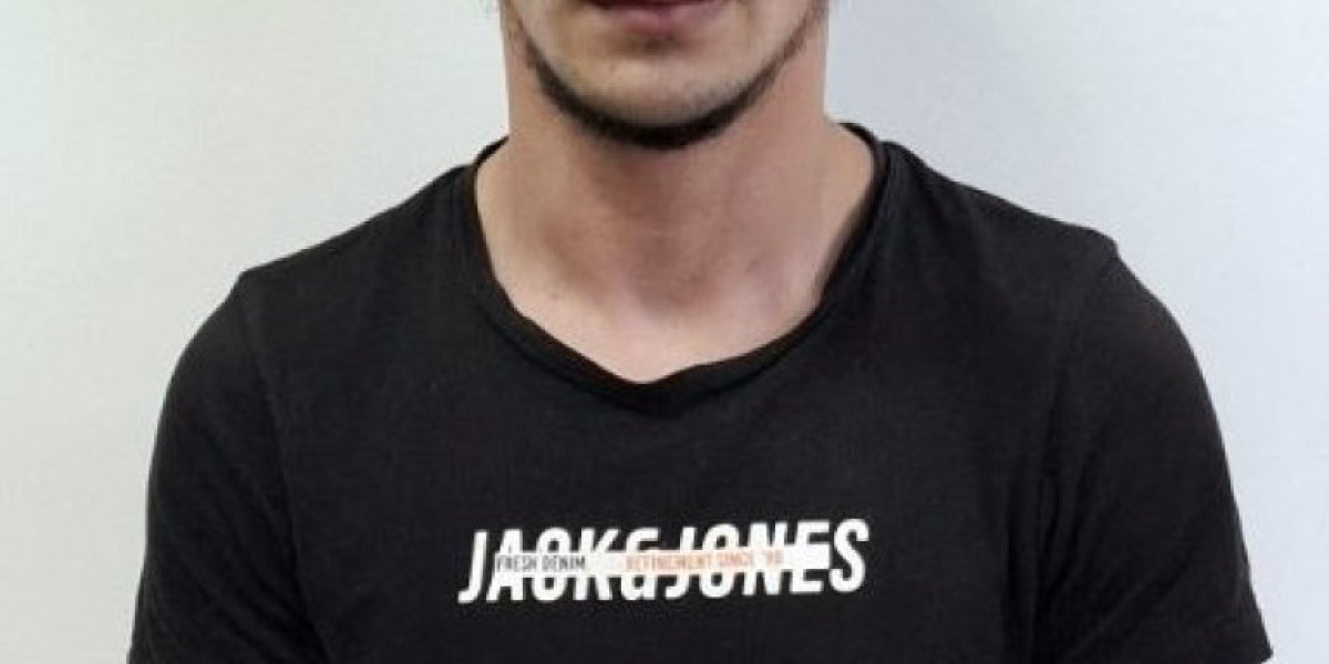 Girao im ruk epod haljinu i u donji veš