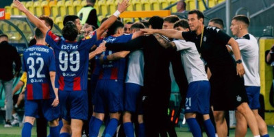 Spektakl na aerodromu: "Grobari" dočekali fudbalere Partizana nakon pobede u Poljskoj (VIDEO)