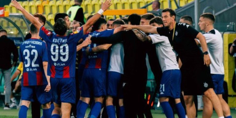 Spektakl na aerodromu: "Grobari" dočekali fudbalere Partizana nakon pobede u Poljskoj (VIDEO)