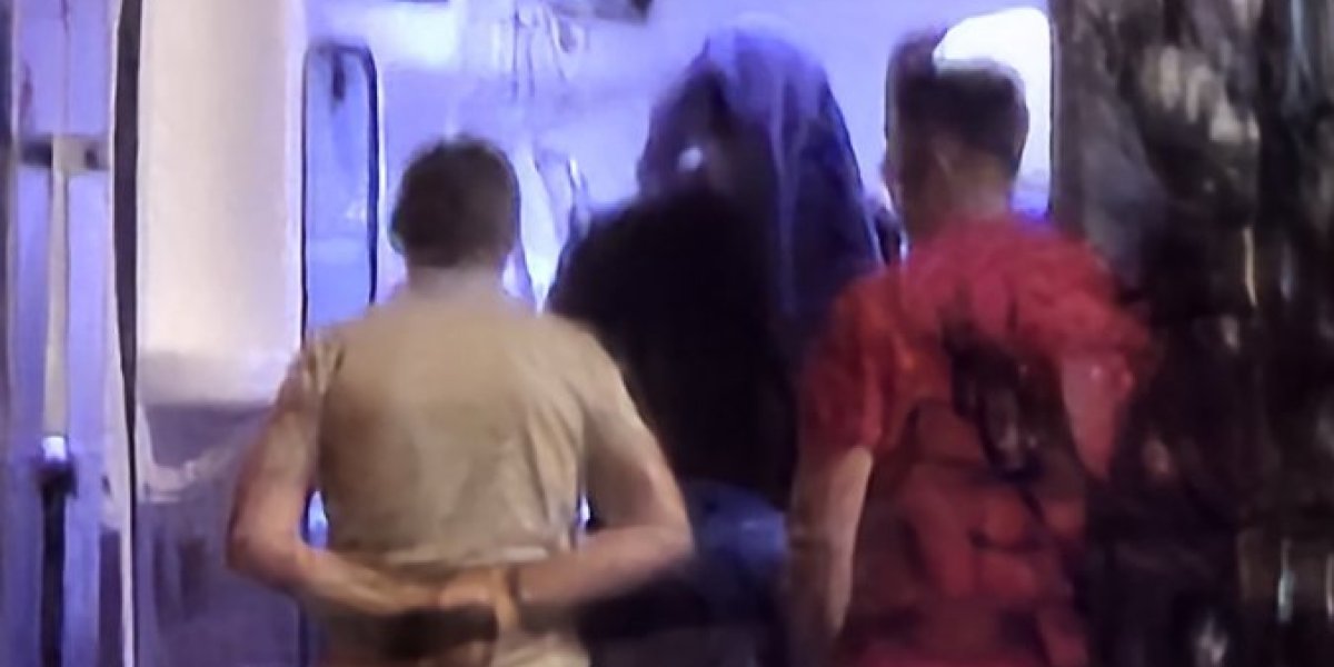 Ranjeni muškarac sa peškirom preko glave 