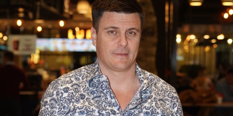 "Neću huškati svoj narod dok sedim na rivi i cirkam piće": Vuk Kostić opleo po kolegama koji podržavaju nasilje na ulicama