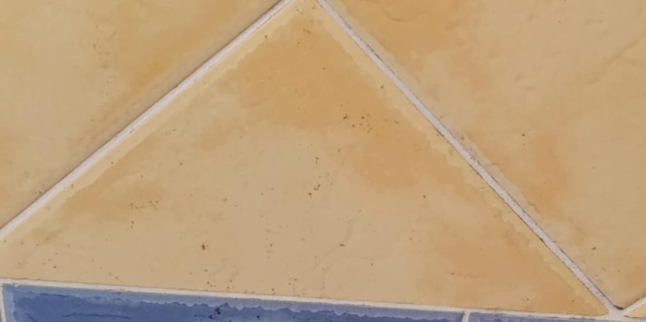 Neobične mrlje na pločicama