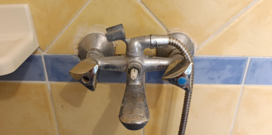 Polomljena slavina u kupatilu