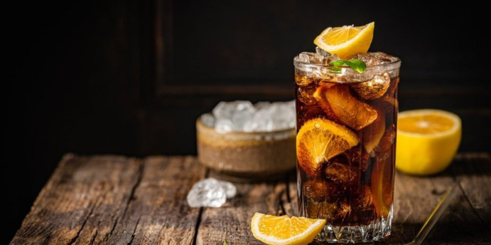 Komadi plastike pronađeni u ledenom čaju: Hitno se povlači sa tržišta