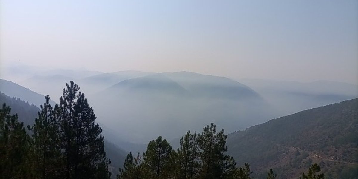 Ne vidi se prst pred okom od dima 