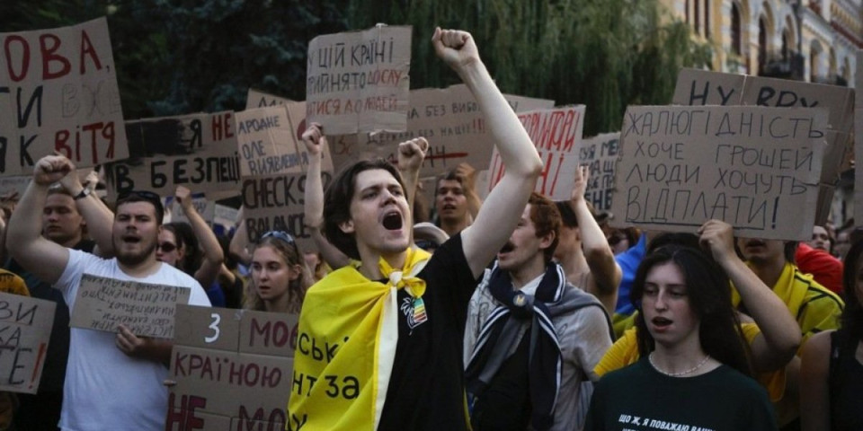Zelenski pušten niz vodu! Šire se masovni protesti, ko stoji iza ovog scenarija?!