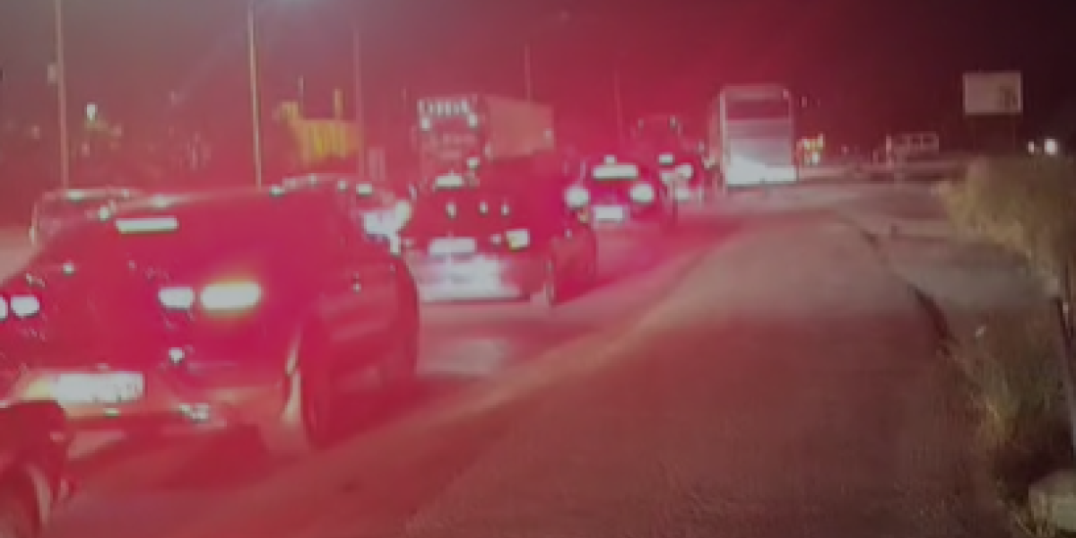 Blokaderi na Ibarskoj magistrali! Zgubidani presekli put, pa krenuli u pravcu Uba ka auto-putu (VIDEO)