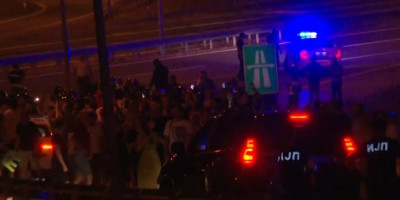 Policija i žandarmerija, kao i pripadnici saobraćajne policije stigu su u Lajkovac i uskoro će početi policijska akcija koja će rasterati blokadere koji su blokadirali auto-put.