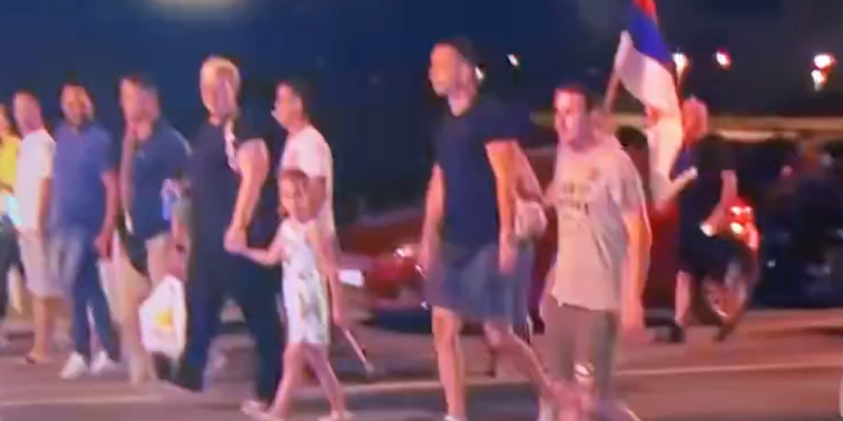 Da li su ovi normalni? Doveli dete da blokira auto-put (VIDEO)