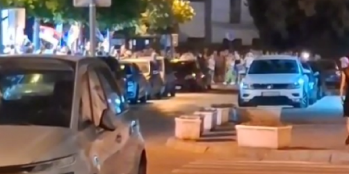 (VIDEO) Hladan tuš za zgubidane u Šapcu: Blokaderi dočekani skandiranjem "Ustaše, ustaše"!