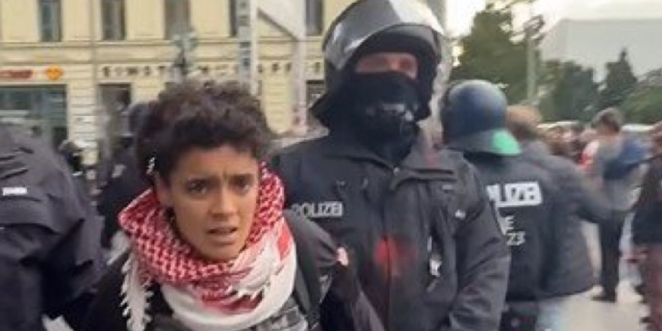 Blokaderi bi popili takve batine da su u Nemačkoj! Policija u Berlinu tuče sve pred sobom, čak i novinare! (VIDEO)